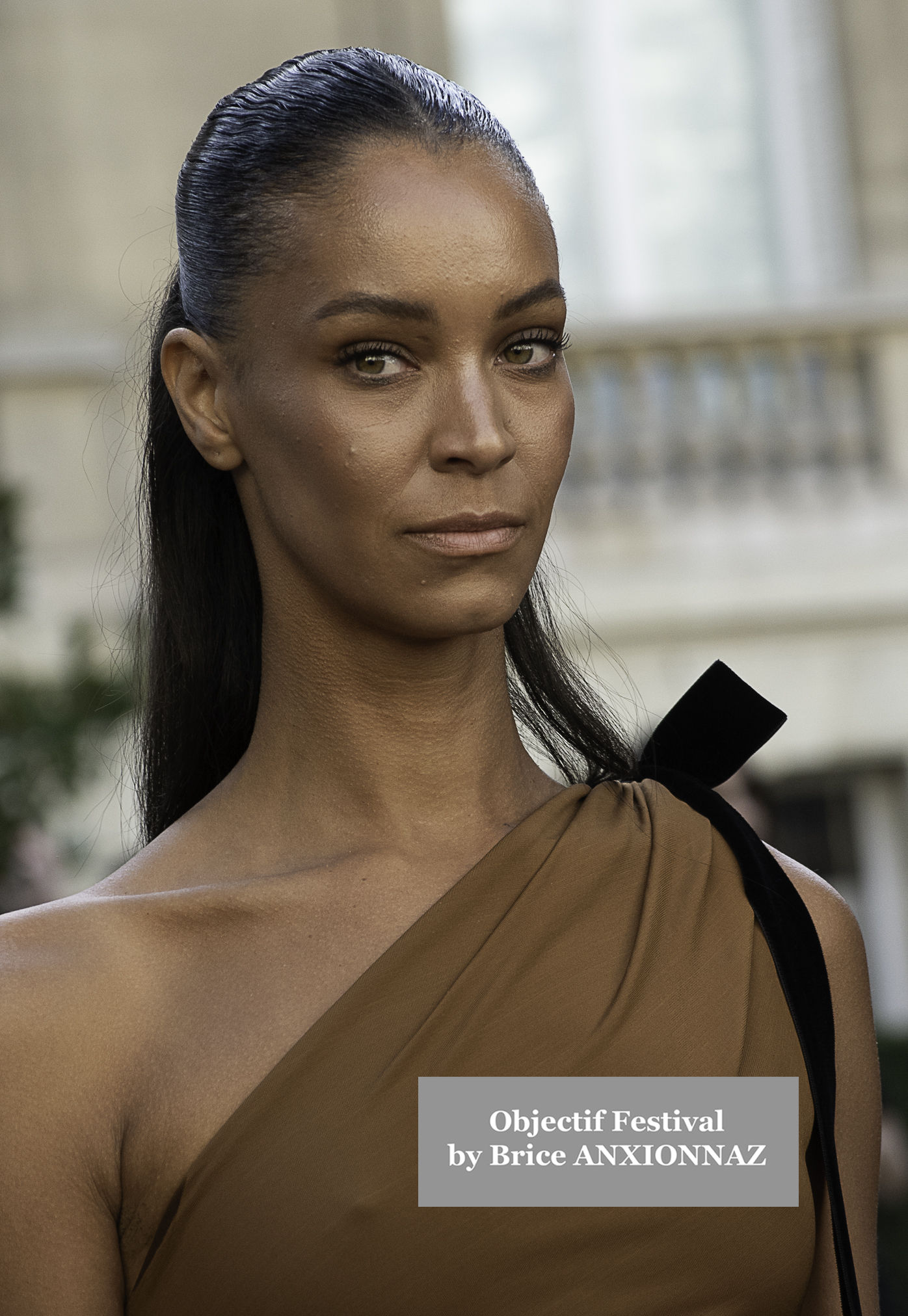 Photo streetstyle de Mary Charteris - Streetstyle photos of guest arrivals at the Nina Ricci show lors du défilé Nina Ricci Spring 2025 à Streetstyle-photos-of-guest-arrivals-at-the-Nina-Ricci-show, Paris Fashion Week le 7 March 2025 par Brice ANXIONNAZ (Objectif Festival)